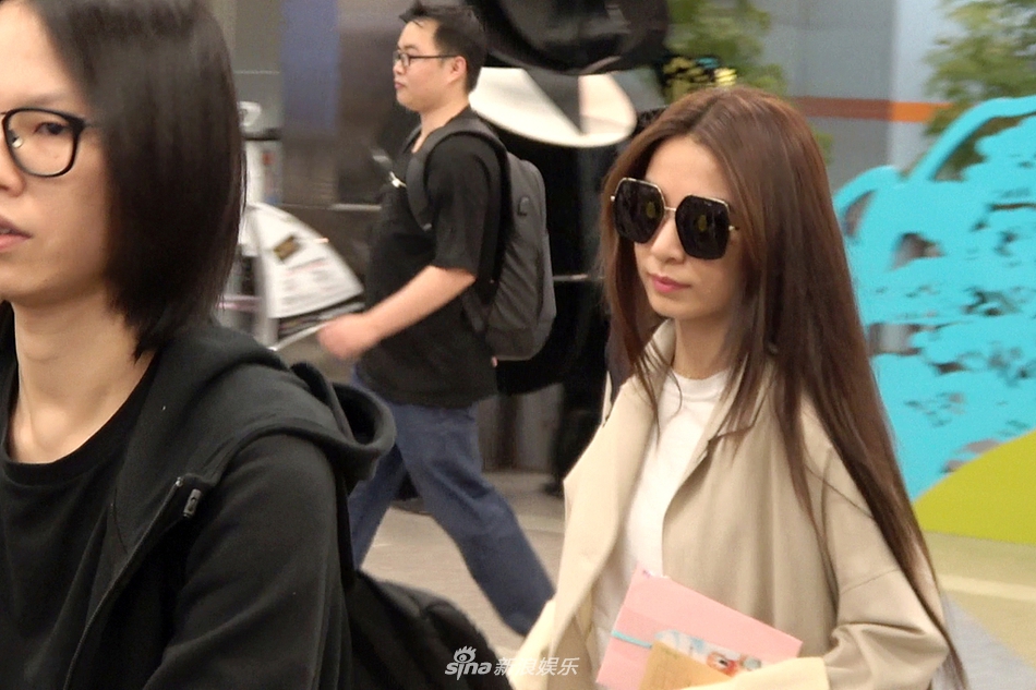 Hebe签约新东家后首现机场