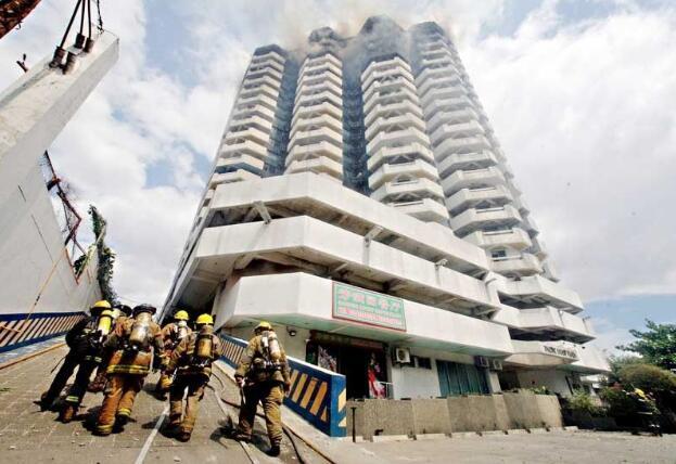菲律宾首都一公寓楼起火致1死6伤。(图源：菲律宾《星报》)