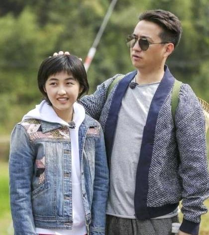 黄磊和张子枫拥抱,有谁注意到他的手放哪?网友:一看就是亲爸