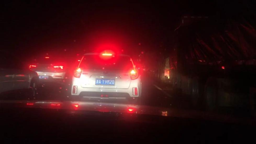 “终于上高速了。”晚上九点,从杭州回衢州的徐先生在朋友圈里发了一条推送以示“庆祝”。