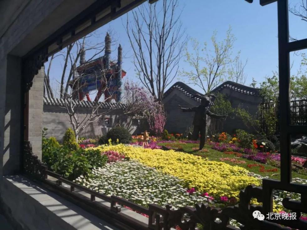 据悉，北京园的花艺表演每场将持续15分钟，插画师完成的作品将在北京园玉堂长春厢房内展出。