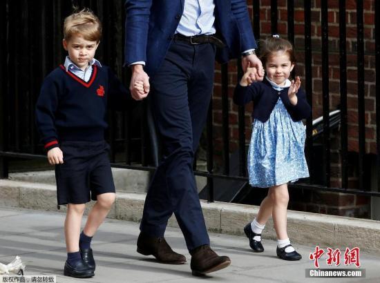 威廉王子带着乔治王子和夏洛特公主。