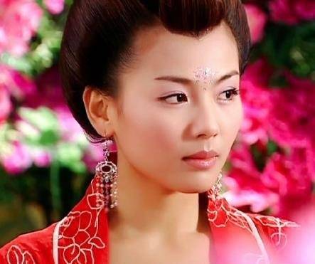 《问君能有几多愁》的周娥皇，这装扮，这造型，温柔型的贤妻良母。