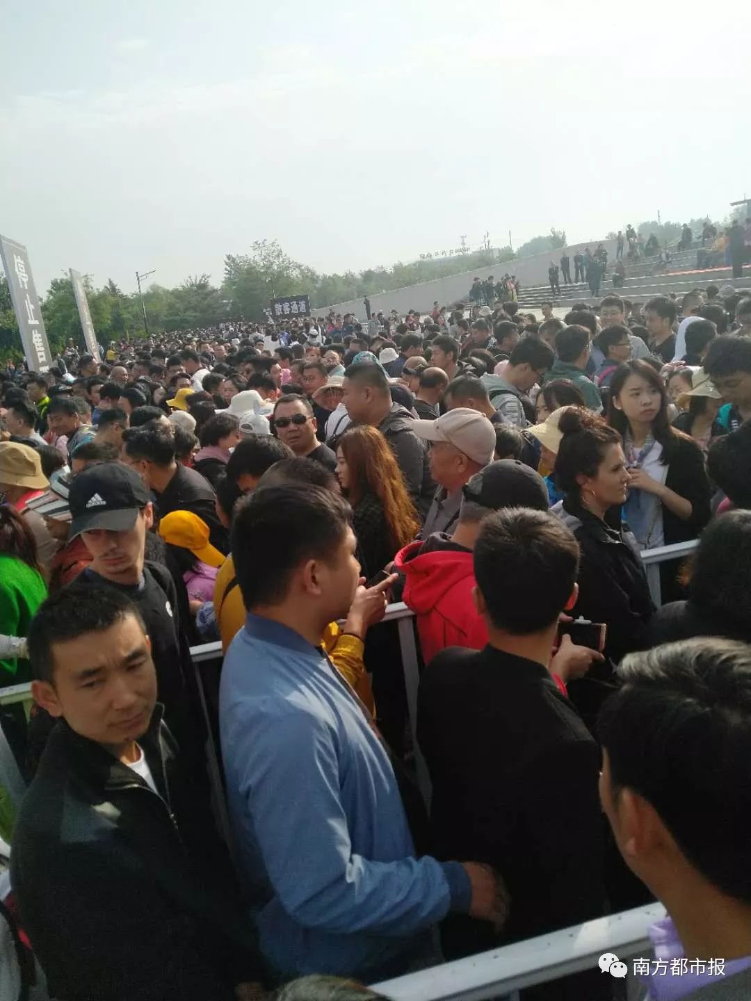 人从众众众湖北多景区紧急通知游客爆满停止售票去其他地方吧