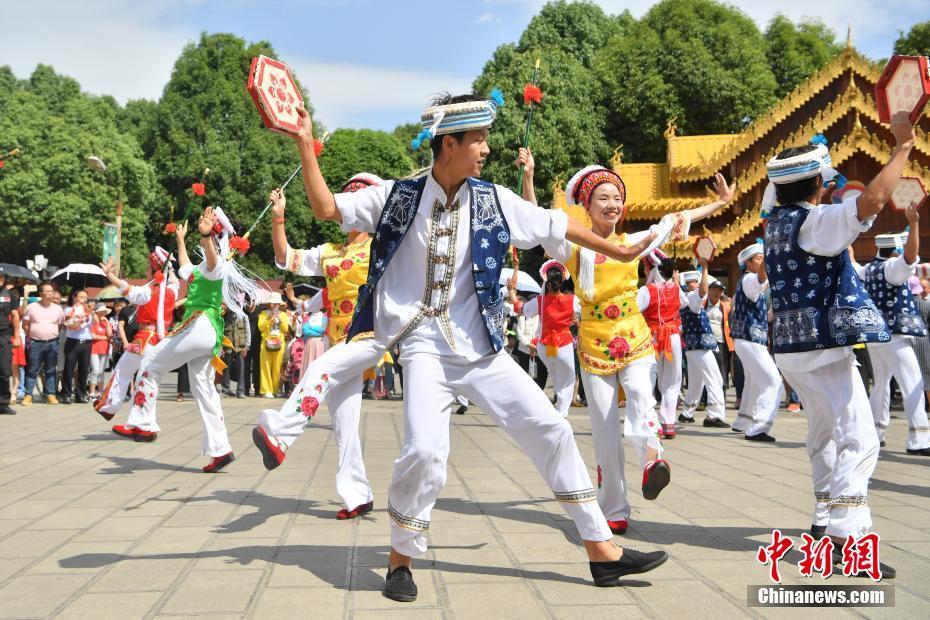 云南民族村载歌载舞绕三灵游客体验传统白族风情
