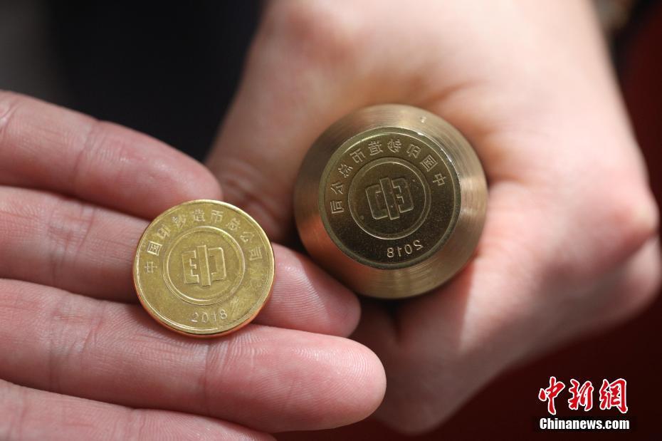 人民币发行70周年纪念展吸引上海市民参观