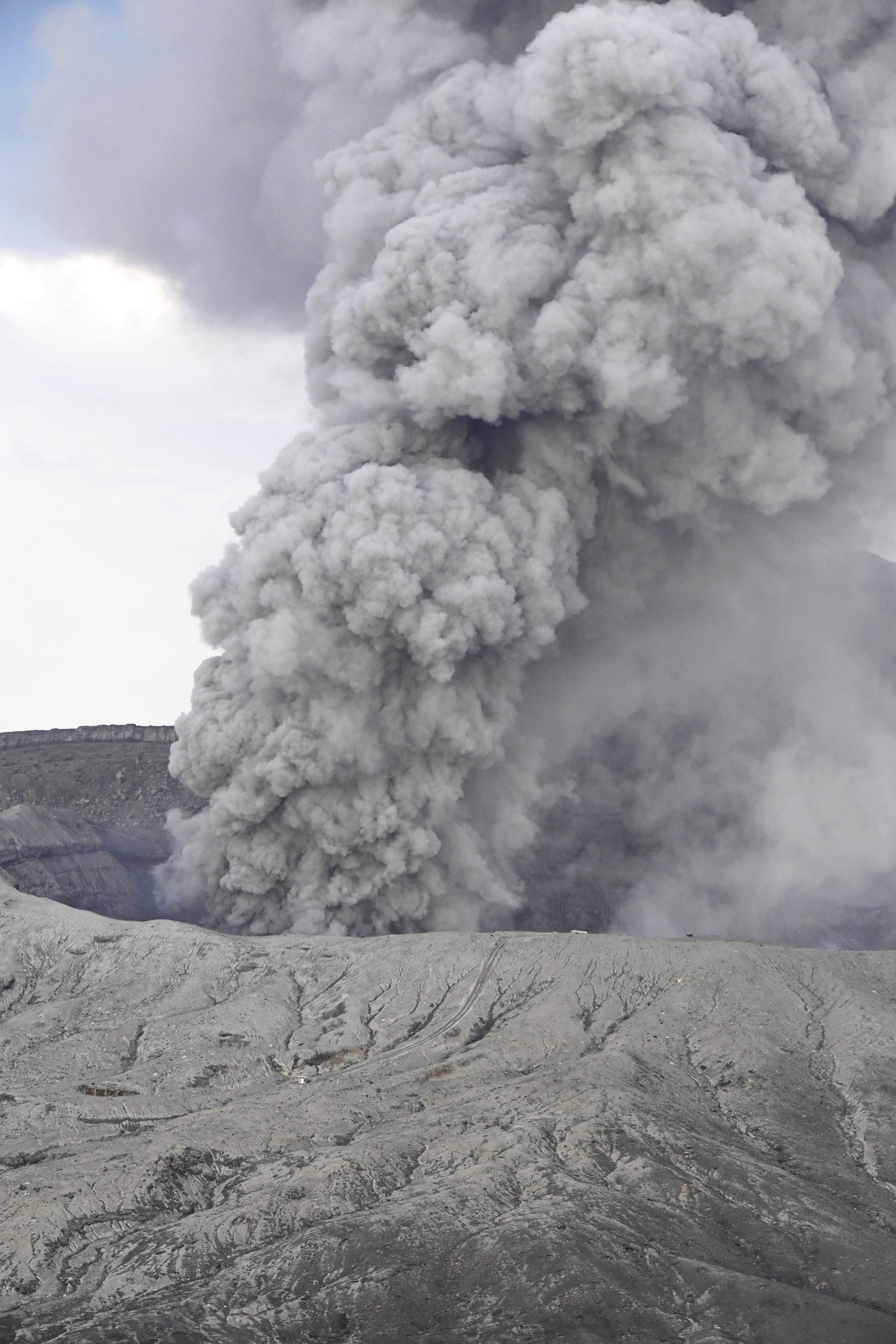 日本阿苏山火山喷发火山灰如柱冲天