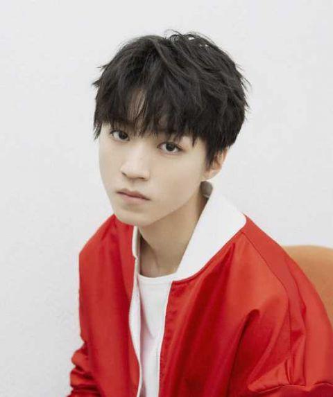 此番，工作室晒出的组照中，王俊凯一袭橘色的上衣配上白色的卫衣，整体给人的感觉清爽又干净。