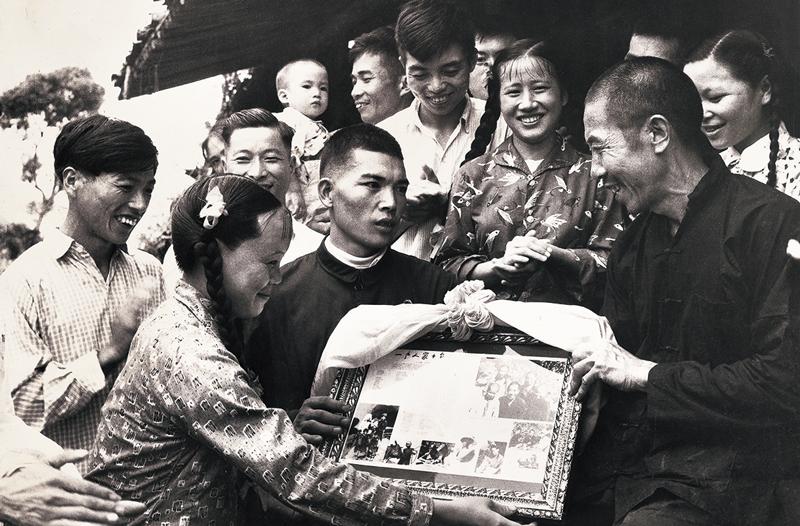 叶桂凤出嫁时，叶根土把“传家宝”交给桂凤，带到婆家去。 徐永辉摄于1962年
