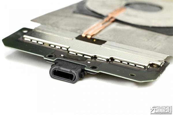 拆解报告：iPhone XS Smart Battery Case智能电池壳（A2070）