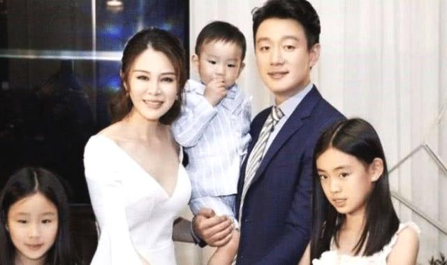 看到这样一张照片的时候，尤其是大女儿和二女儿，让人们傻傻的分不清！