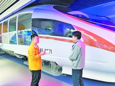 本报记者訾谦(左)在采访铁科院北京纵横机电科技有限公司工作人员。光明图片