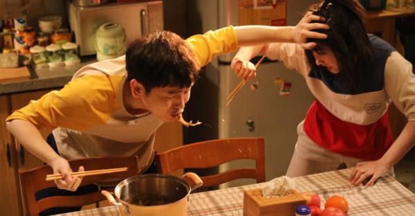 而另一位主持人何老师，本身温柔善良，对小辈又照顾有佳，对年龄最小的子枫更是悉心呵护。