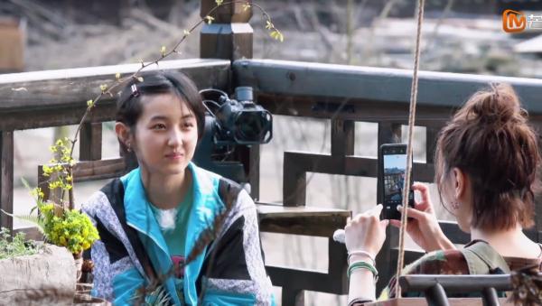 平时的娱乐，取笑她哥彭彭太胖、只有肚子没有腹肌，并监督他减肥。