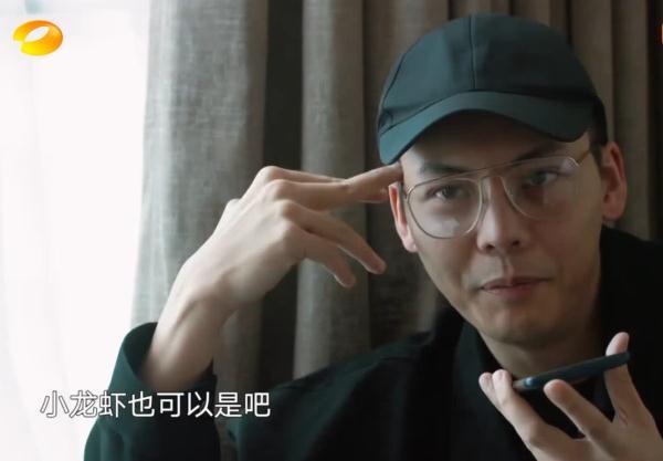 不说粤语，却压低声音说普通话，自以为无懈可击，不能认出，却被何老师一听就识破。