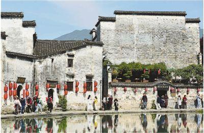 5月3日，游客在安徽省黟县宏村景区游览。杨 韬摄(影像中国)
