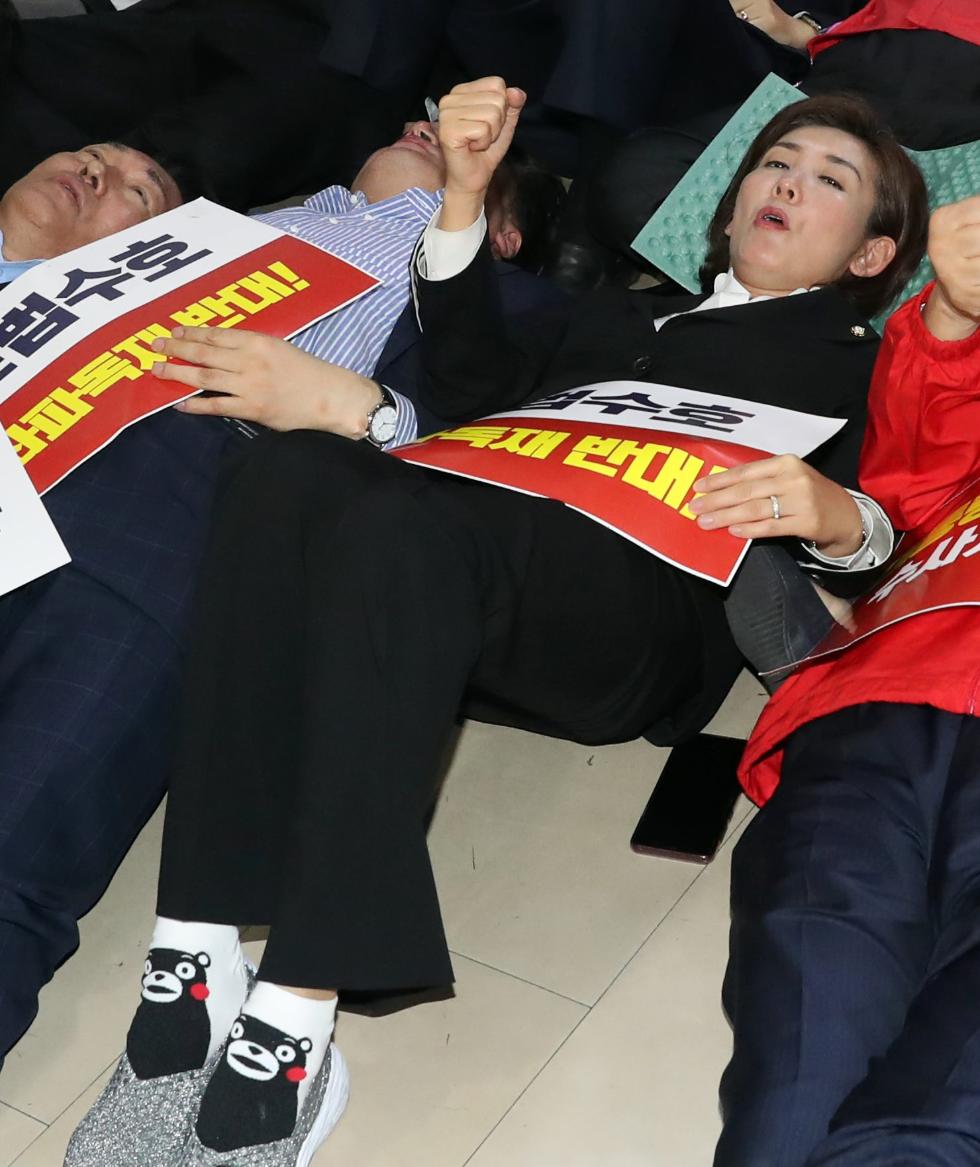 4月29日，自由韩国党党鞭罗卿媛躺地示威（韩媒news 1）