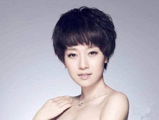 马伊俐近照曝光，一直紧挽着文章，只是文章这表情也是没谁了！