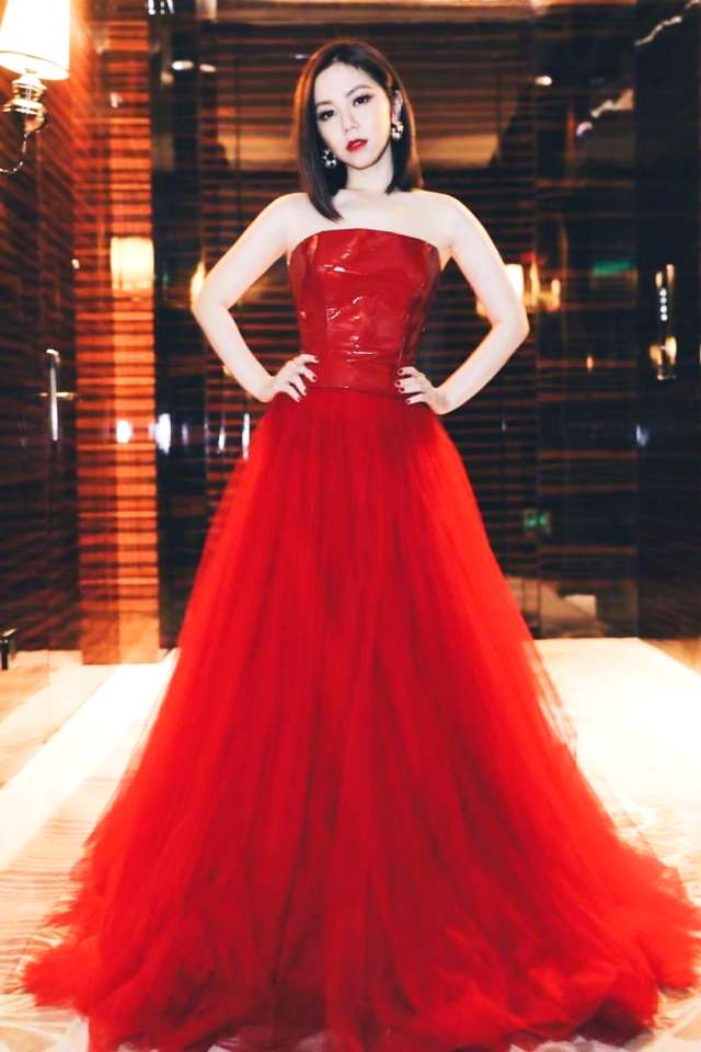 想不到穿上抹胸连衣裙的邓紫棋比穿皮裤还要美。