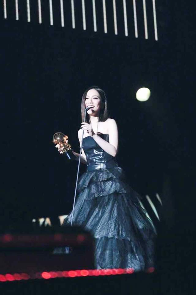 穿着黑色的蛋糕连衣皮裙，显得十分端庄。