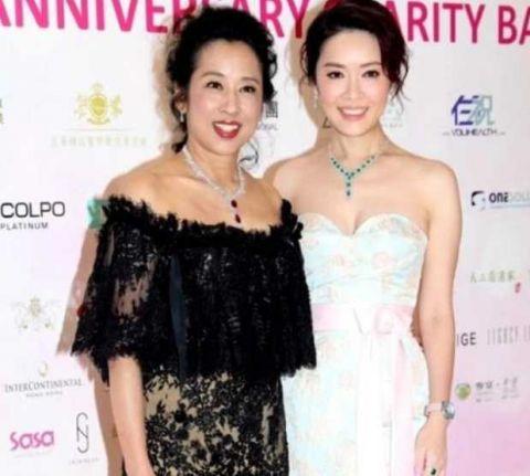 朱玲玲与44岁前TVB花旦向海岚合照，不得不说俩人看着都非常的漂亮，这画面看着非常的养眼。