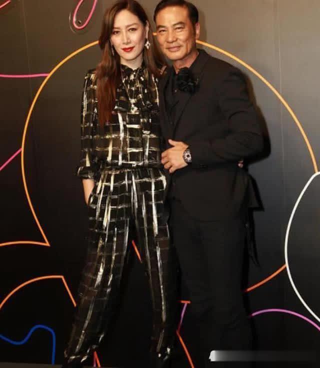 64岁任达华与娇妻合照,1米79琦琦这一岔开腿暴露了身份地位