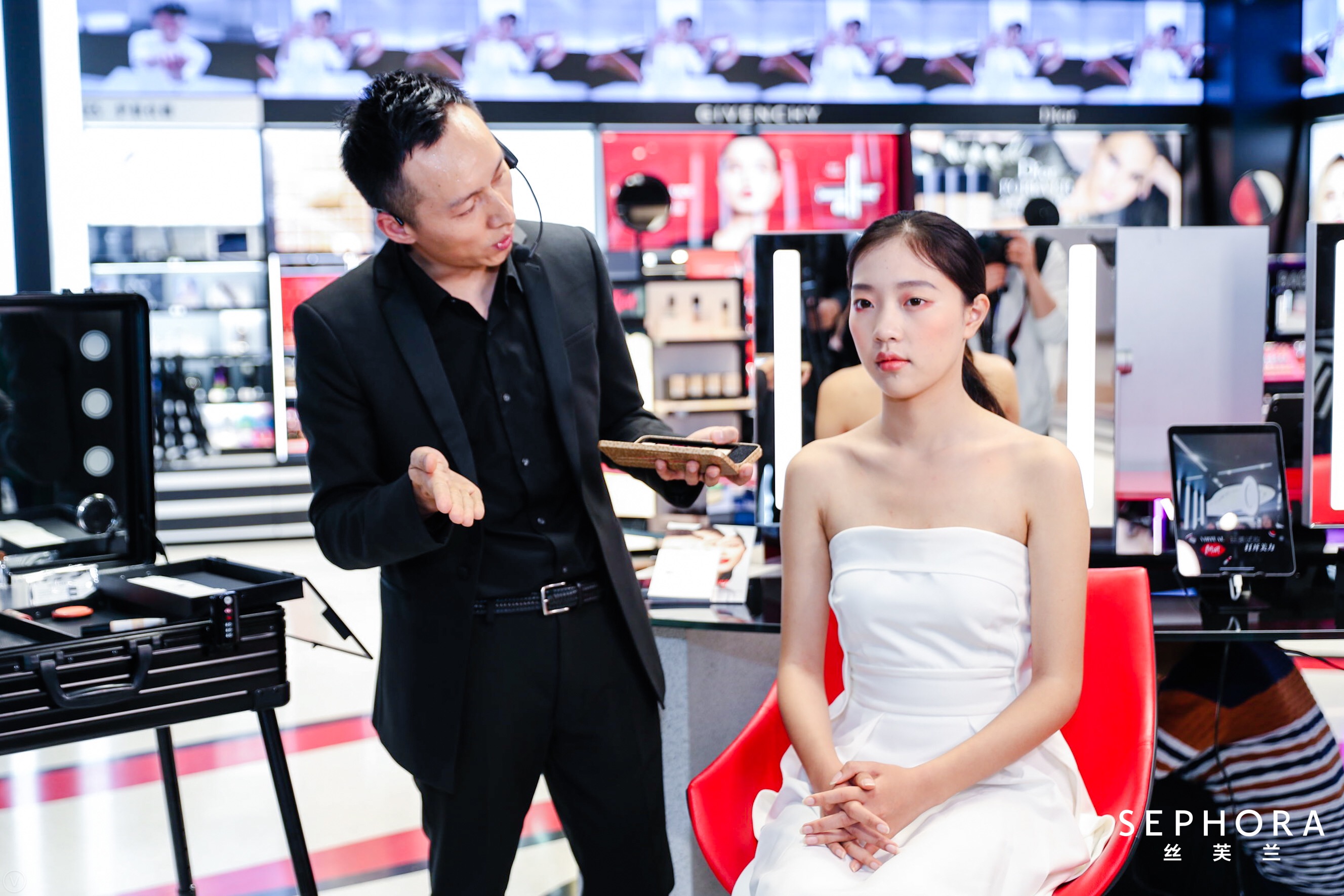 SEPHORA丝芙兰新天地广场店全新开幕_迷你彩妆秀