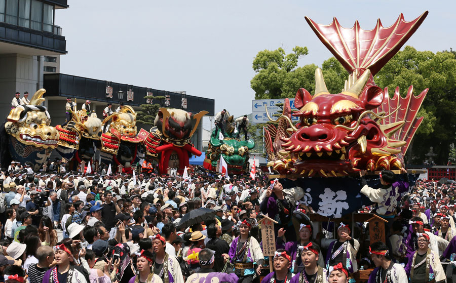 日本唐津市举行 曳山 游行庆祝 令和 时代到来