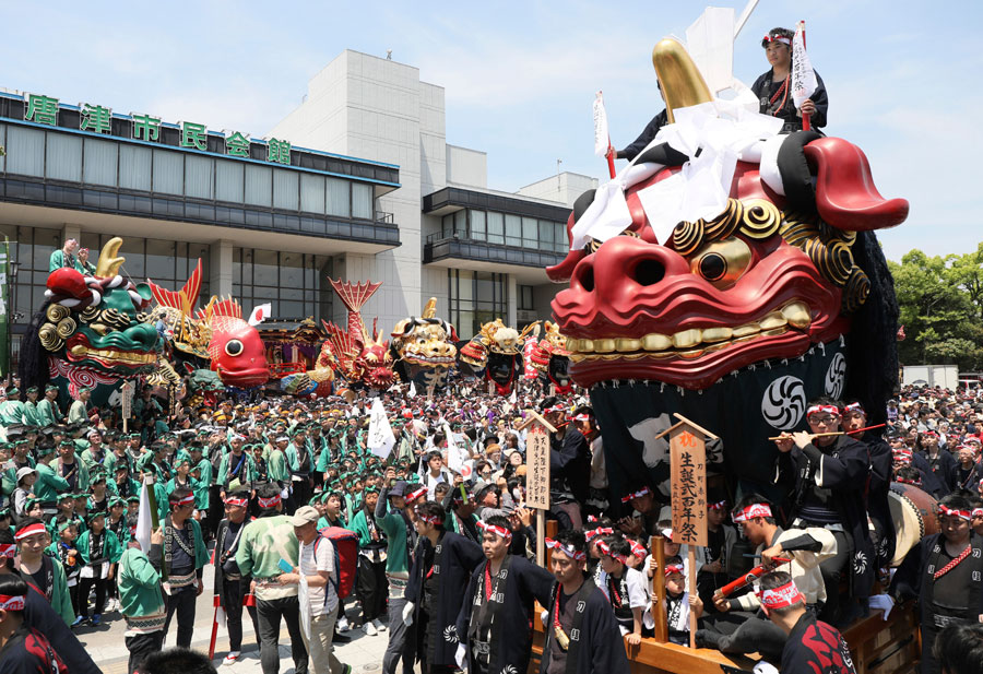 日本唐津市举行 曳山 游行庆祝 令和 时代到来