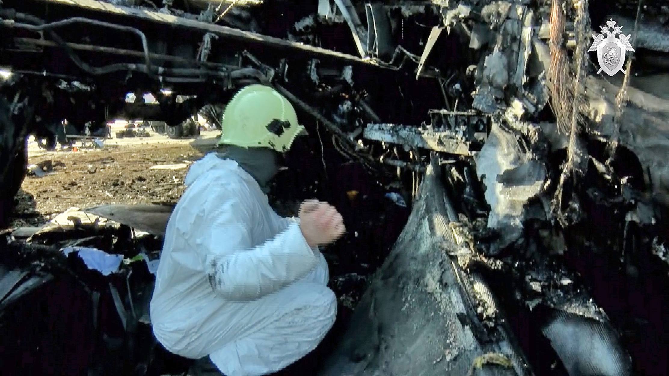 日航客机相撞起火后残骸：机身变焦黑废墟 仅剩机翼机尾较明显 - 民用航空网
