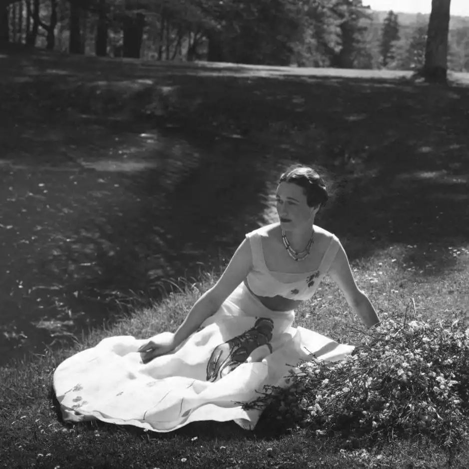 温莎公爵夫人Wallis Simpson身着“Lobster Dress”