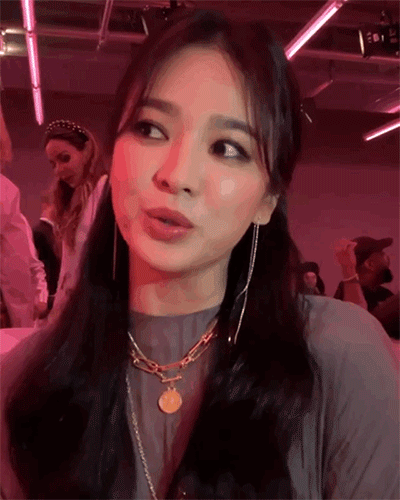 笑着和大家打招呼的样子羞涩中带着点妩媚，美得让人心神荡漾。