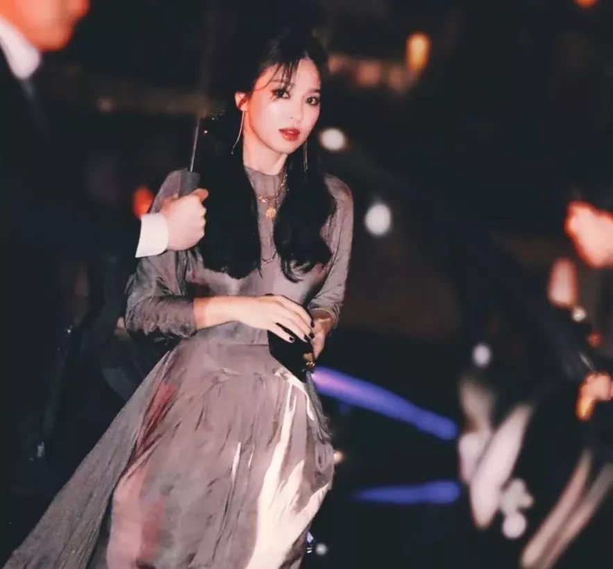 
今天芭姐就来聊一聊适合我们的，日常也能化的烟熏妆该怎么打造～