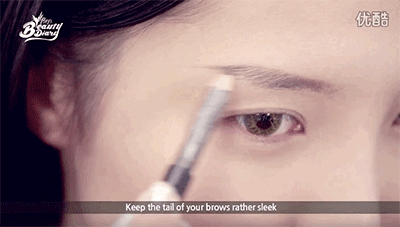 STEP 2: 选择暖色调的深咖色眼影扫在眼皮末端，并向前晕染开，打造深邃眼窝。