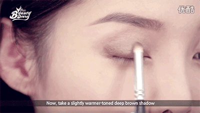 STEP 4: 蘸取白色珠光眼影，从眼头向卧蚕处晕染，进行提亮，放大双眼。