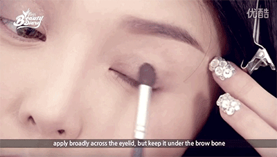 STEP 3: 然后用更深的棕色眼影，加深在眼尾并向双眼皮褶内晕染，眼尾和下眼睑的后2/3也要扫到。