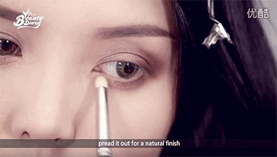 STEP 5: 画完眼影后，再给眼周做个修容，首先是鼻影，鼻子立体的同时还能加深眼睛的深邃感。