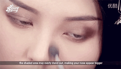 STEP 6: 再把余粉扫在上眼皮眼影边缘，这样看起来眼妆更加完整和自然。