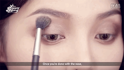 STEP 7: 接下来画眼线，用黑色眼线笔填充内眼线，并在眼尾处向上拉长。