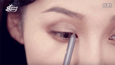 STEP 8: 下眼线也要注意，在下眼睑处轻轻涂抹，覆盖50%的程度就好了，深了就不自然了。