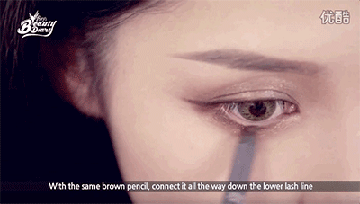 STEP 9: 睫毛的部分尽量用假睫毛，会更贴合烟熏感，用睫毛夹把睫毛夹卷翘后粘上假睫毛。