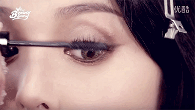 这样一款小烟熏妆就完成啦～是不是一点都不夸张呢？