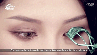 STEP 10: 最后用睫毛膏把上下睫毛都刷好。