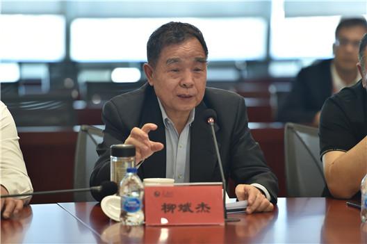 清华大学新闻与传播学院院长柳斌杰（翁奇羽 摄）