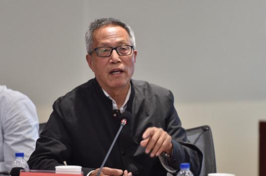 广西大学新闻传播学院院长郑保卫（翁奇羽 摄）