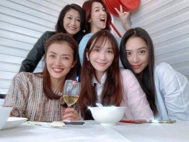 她们分别是：廖家仪、吴佩慈、白歆惠、胡晴雯、贾欣惠，五个都是台湾人，嫁到香港成为“豪门媳妇”。