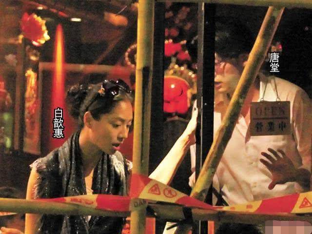 胡晴雯是香港戎氏集团主席戎成德太太，夫家拥有过百亿身家。