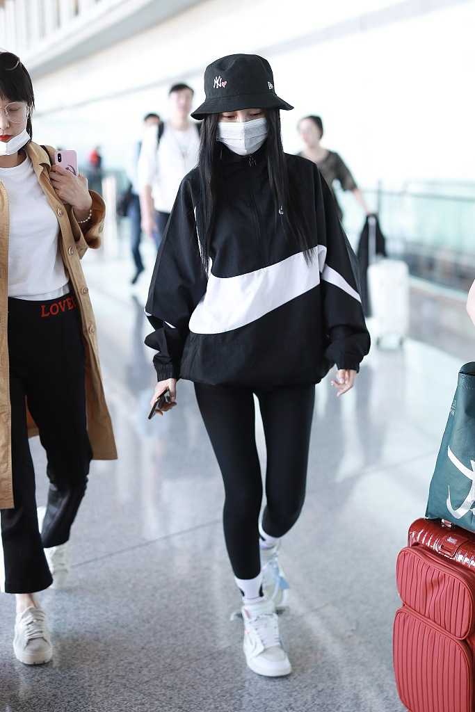 辣妈李小璐穿黑白运动潮装酷劲足低头疾走