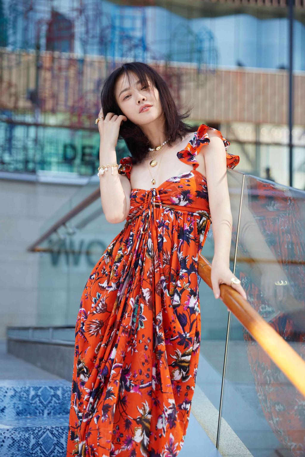 谭卓复古印花裙出席品牌大秀 阳光下尽显白皙肌肤