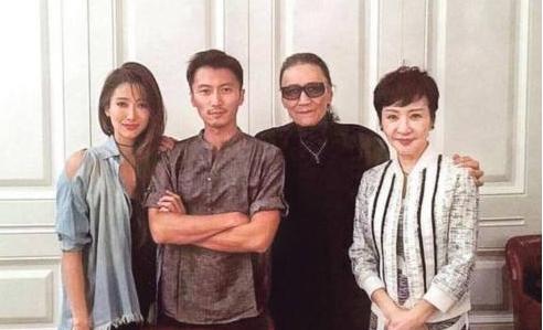 近日，谢霆锋生母狄波拉现身好友聚餐，同行的还有狄波拉现任丈夫江耀城。